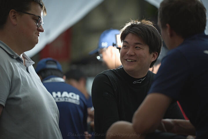 Hiroki Arai with team members